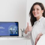 woman-doing-thumbs-up-gesture-e-learning-concept_23-2148550699.jpg